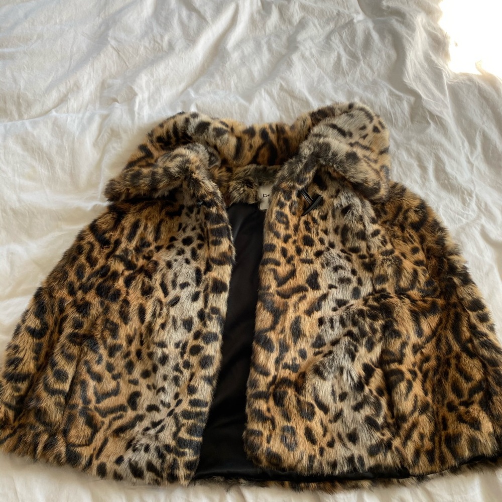 Bebe leopard cape